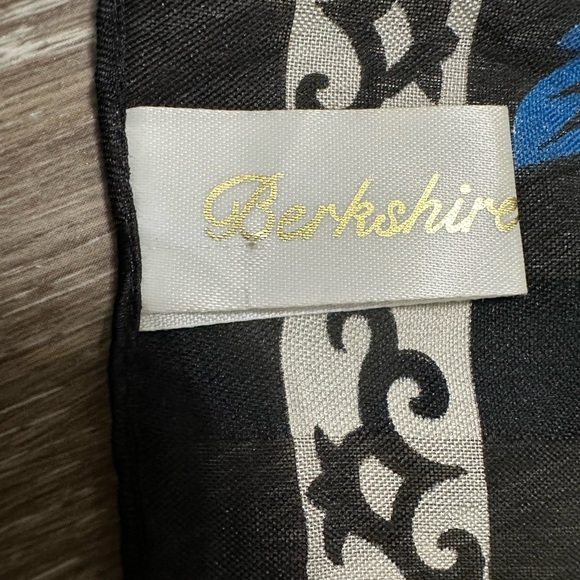 💝Berkshire beautiful Scarf ( 30X30 ) great condition. - Picture 8 of 8